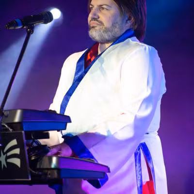 Kiss The Teacher Benny in action